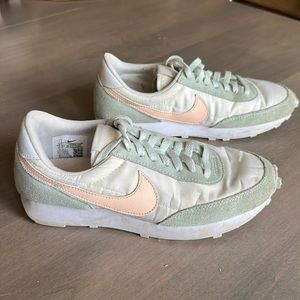 Nike Daybreak sneakers in sail/barely green size 7.5